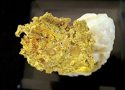 Oro nativo con cuarzo. Vista superior