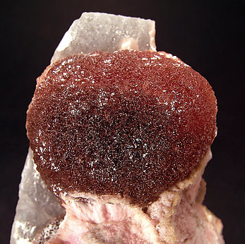 Elbaita (variedad rubellita) con Schorlo y Calcita. 