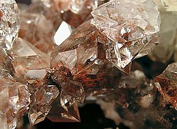 Fluorapophyllita-(K) con inclusiones de Julgoldita-Fe. 