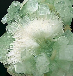 Fluorapophyllita-(K) con Scolecita. 