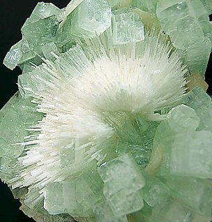 Fluorapophyllite-(K) with Scolecite. 