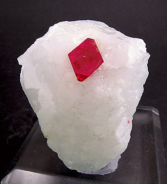 Spinel on Calcite.