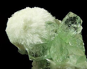 Fluorapophyllite-(K) with Scolecite and Stilbite. 