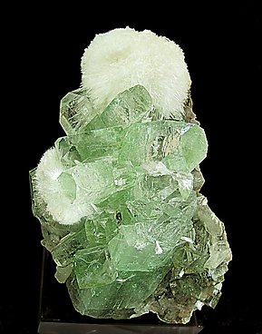 Fluorapophyllite-(K) with Scolecite and Stilbite. 