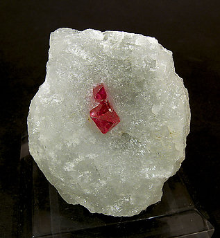 Spinel on Calcite.