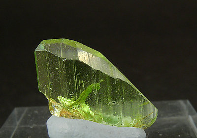 Forsterita (variedad peridoto). 