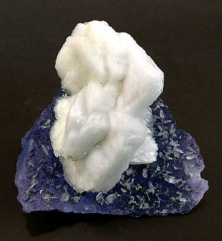 Baryte on Fluorite. Front