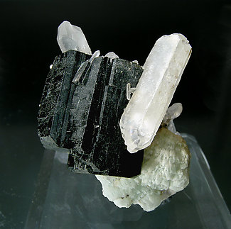 Babingtonite with Prehnite and Quartz. Side