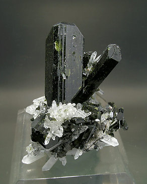 Doubly terminated Epidote with Quartz. 