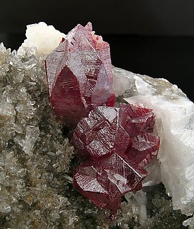 Cinabrio maclado con Cuarzo y Dolomita. 