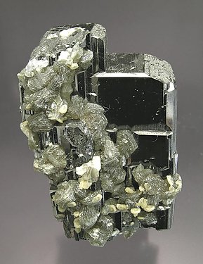 Ferberite with Muscovite, Siderite and Quartz.