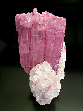 Elbaite (variedad rubellite) with Mica and Quartz.