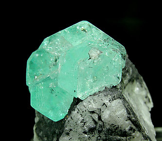 Berilo (variedad esmeralda) biterminada. Vista lateral