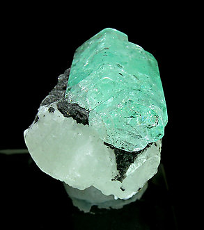 Berilo (variedad esmeralda) biterminada. Vista lateral