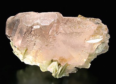 Fluorite (spinel twin) with Muscovite and Quartz. Front