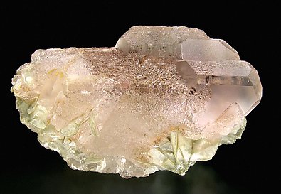 Fluorita (macla de la espinela) con Moscovita y Cuarzo. Vista posterior