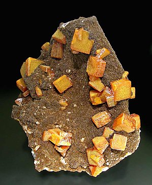 Wulfenite with Vanadinite (variety endlichite). Side