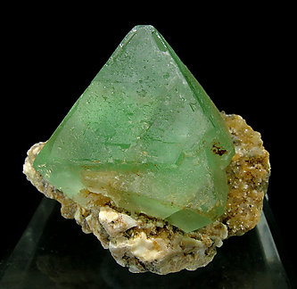 Fluorita octaédrica con Cuarzo. Vista frontal