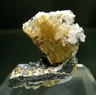 Whiteite-(CaMnMg) with Lazulite, Quartz and Siderite.