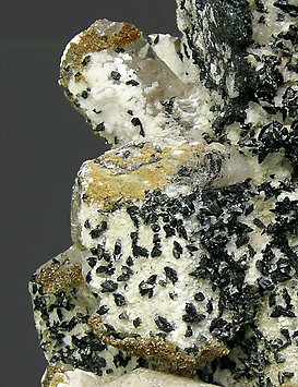 Manganilvaite with Quartz, Fluorapophyllite-(K) and Calcite. 