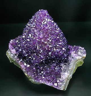 Quartz (variety amethyst) and Calcite. Front
