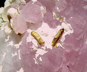 Quartz (variety rose) with Quartz and Eosphorite. 