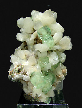 Fluorapophyllite-(K) with Stilbite.