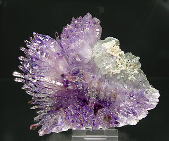 Cuarzo (variedad amatista) con inclusiones de Hematites. Vista lateral