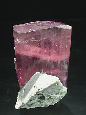 Elbaita (variedad rubellita) con Feldespato. Vista posterior