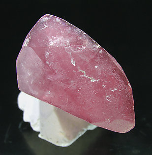 Elbaita (variedad rubellita) con Feldespato. Vista superior