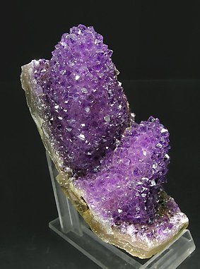 Quartz (variety amethyst) pseudomorph after Calcite. Front