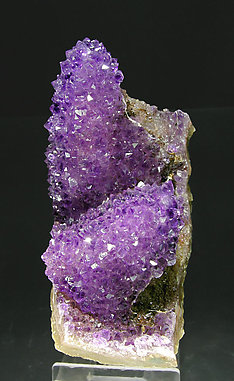 Quartz (variety amethyst) pseudomorph after Calcite. Side