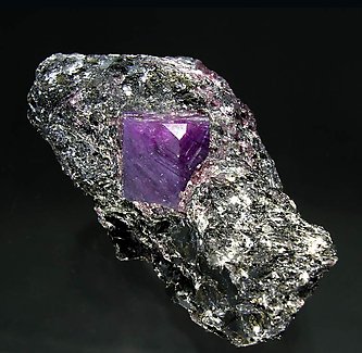 Corundum (variety ruby) with Pyrope (variety rhodolite) and Muscovite. Side