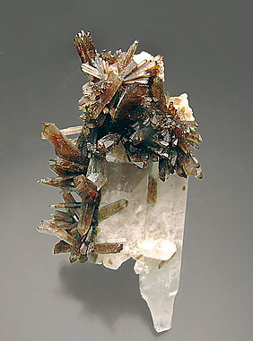 Childrenite with Quartz. 