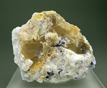 Wulfenite (variety chillagite) on Baryte.