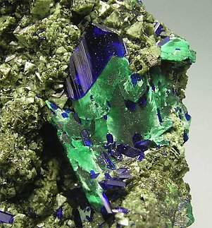 Olivenite with Azurite, Malachite and Duftite. 