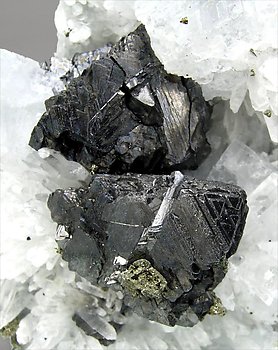 Fluorita con Cuarzo y Esfalerita. 