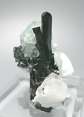 Fluorita con Schorlo, Albita<br>y Fluorapatito. Vista lateral