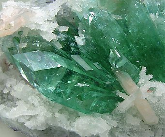 Fluorapophyllite-(K) with Stilbite. 