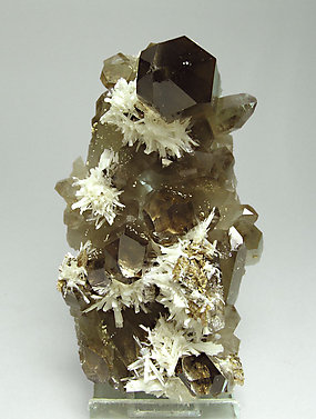 Bertrandite with smoky Quartz. Side