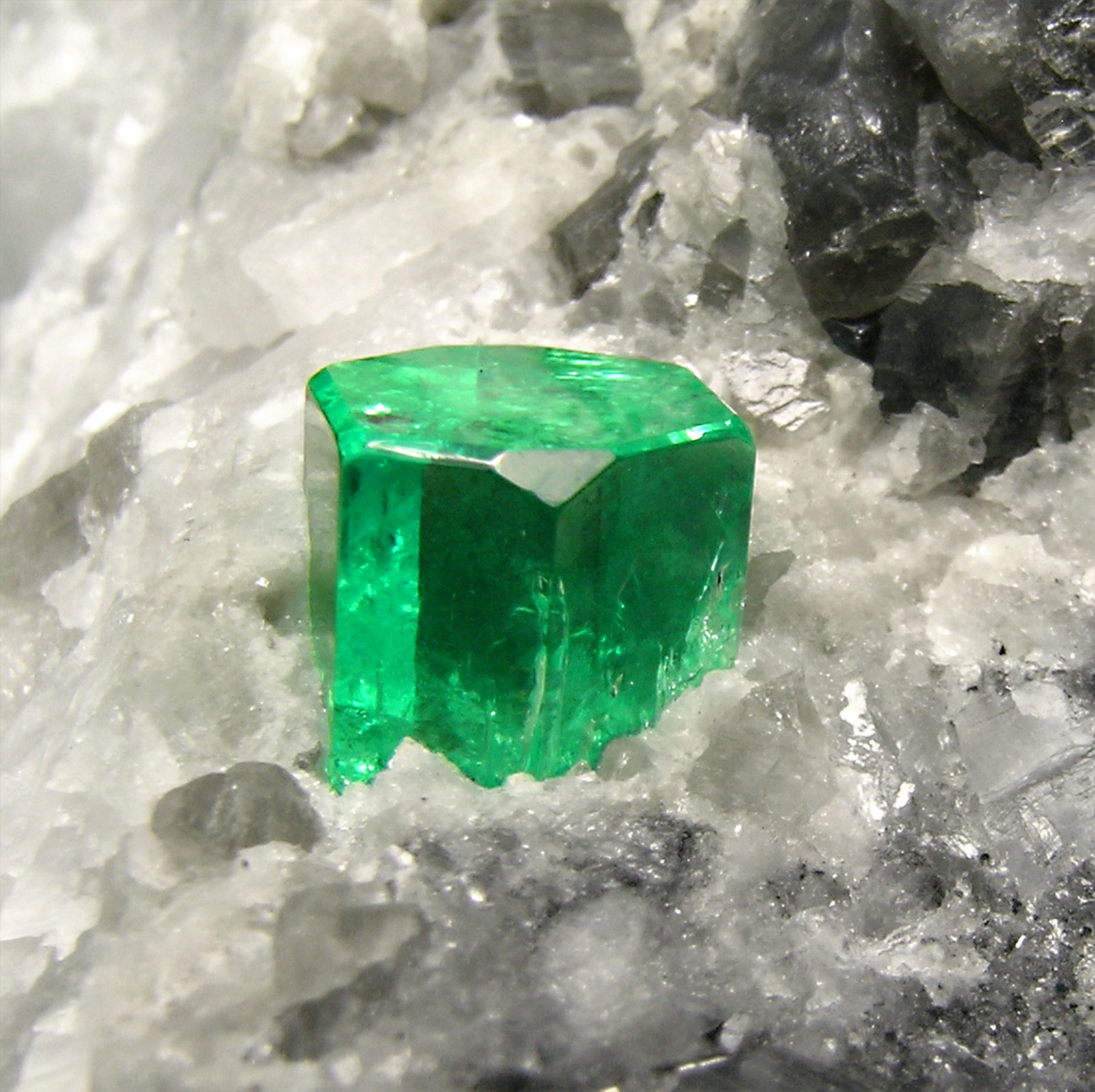 specimens/s_imagesM4/Beryl-Emerald-AV53M4d.jpg