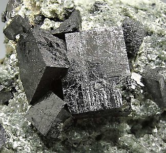Perovskita con Clinochloro. 