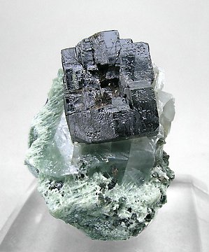 Perovskita con Clinochloro y Calcita. 