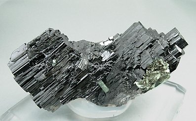 Ferberite with Fluorapatite and Mica. Side