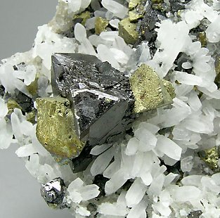 Sphalerite with Chalcopyrite and Quartz. 