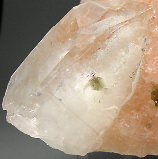 Fluor-uvite with Quartz, Magnesite and Calcite. 