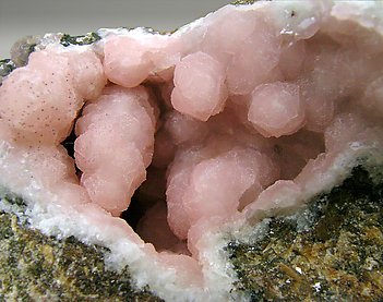 Rhodochrosite with Kentrolite. 