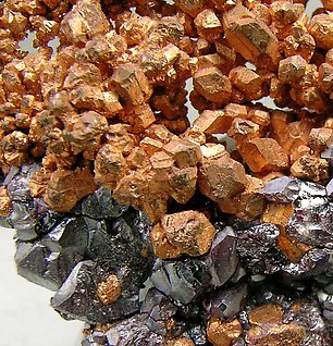 Cobre nativo con Cuprita. 