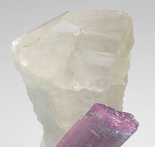 Elbaite (variedad rubellite) with doubly terminated Quartz. 