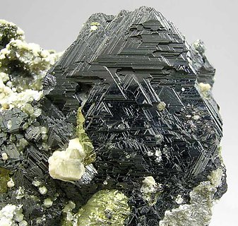 Sphalerite with Chalcopyrite, Siderite, Muscovite and Calcite. 